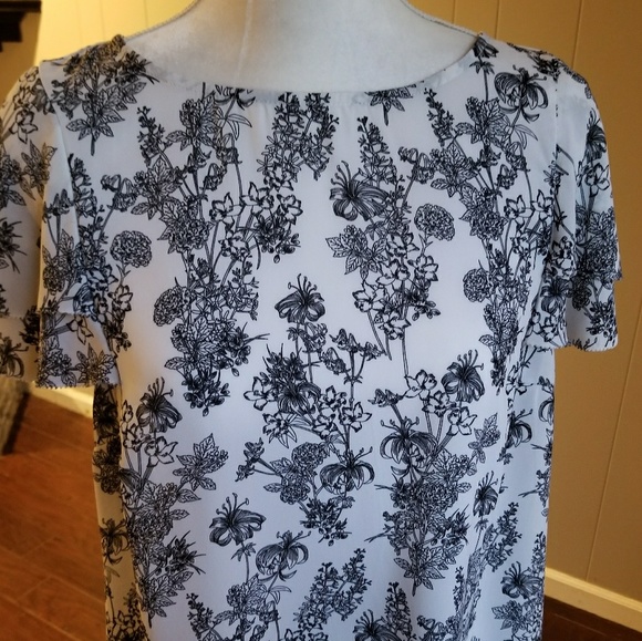 Short sleeved Black and white flowered top - Picture 5 of 6